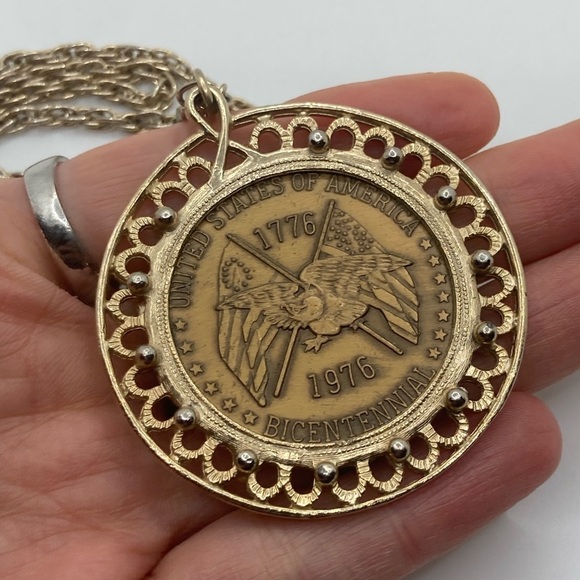 Vtg 1776 - 1976 Unites States Of America Liberty Bell Bicentennial Coin Necklace - Picture 3 of 6